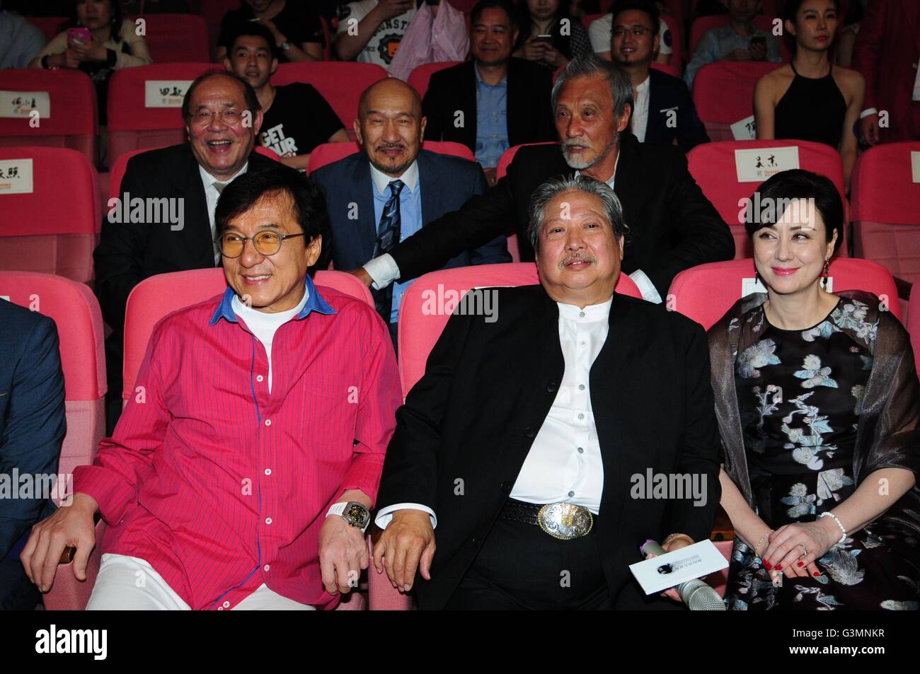 Shanghai, China. 13. Juni 2016. Jackie Chan und Eddie Peng besuchen die Eröffnungsfeier von Sammo Hung Studio in Shanghai, China am 13. Juni 2016. Bildnachweis: TopPhoto/Alamy Live-Nachrichten Stockfoto