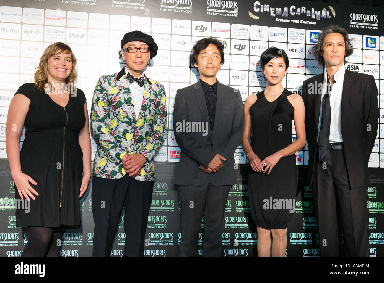 (L, R) SXSW kurze Film Programmierer und Operations Manager Claudette Godfrey, Regisseur und TV-Produzent-Kommentator Terry Ito, Regisseur Shinsuke Sato, Schauspielerin Hitomi Kuroki und Schauspieler Masaya Kato posieren für die Kameras auf dem roten Teppich während der kurzen Shorts Film Festival (SSFF) 2016 Preisverleihung am Jingu Kaikan am 13. Juni 2016, Tokio, Japan. SSFF gehört zu Asiens größten Kurzfilmfestivals statt in Tokio vom 2. Juni bis 26. © Rodrigo Reyes Marin/AFLO/Alamy Live-Nachrichten Stockfoto