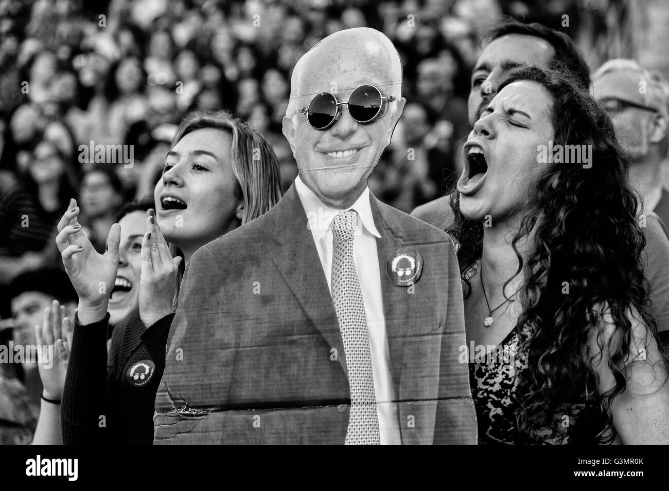 Carson, Kalifornien, USA. 17. Mai 2016. KAITLIN CORDOVA hält einen Karton Ausschnitt, den sie zu den Ereignissen des Präsidentschaftskandidaten BERNIE SANDERS trägt. 17. Mai 2016. Carson, Kalifornien © Gabriel Romero/ZUMA Draht/Alamy Live-Nachrichten Stockfoto