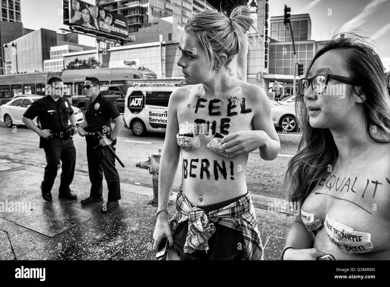 Los Angeles, Kalifornien, USA. 23. März 2016. Kostenlose Nippel Demonstranten und Sanders Unterstützer Kundgebung vor Wiltern Theatre. 23. März 2016. Los Angeles, Kalifornien © Gabriel Romero/ZUMA Draht/Alamy Live-Nachrichten Stockfoto