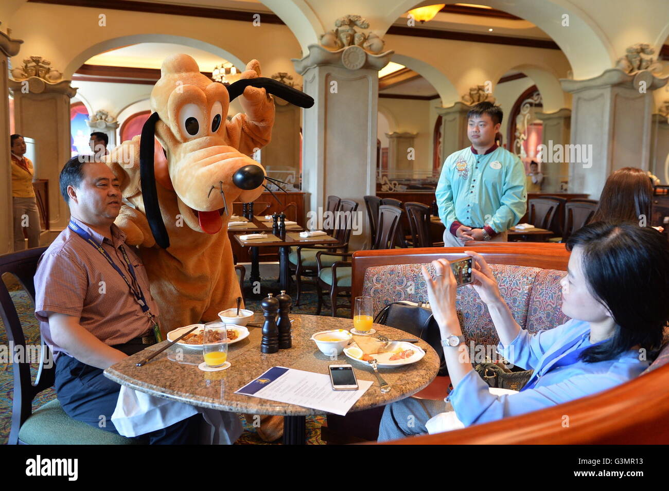 Shanghai, China. 14. Juni 2016. Ein Besucher posiert für Fotos mit einer arbeitendes Personal verkleidet als Disney-Figur im Disneyland Hotel Shanghai in Shanghai, Ost-China, 14. Juni 2016. Das Shanghai Disney Resort, der sechste in der Welt, wird am 16. Juni offiziell eröffnet. Bildnachweis: Liu Xiaojing/Xinhua/Alamy Live-Nachrichten Stockfoto