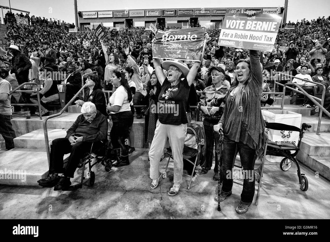 Carson, Kalifornien, USA. 17. Mai 2016. Die inklusive Nachricht von BERNIE SANDERS erstellt ein Fanatismus unter vielen, die noch nie teilgenommen hatten in den politischen Prozess. 17. Mai 2016. Carson, Kalifornien © Gabriel Romero/ZUMA Draht/Alamy Live-Nachrichten Stockfoto