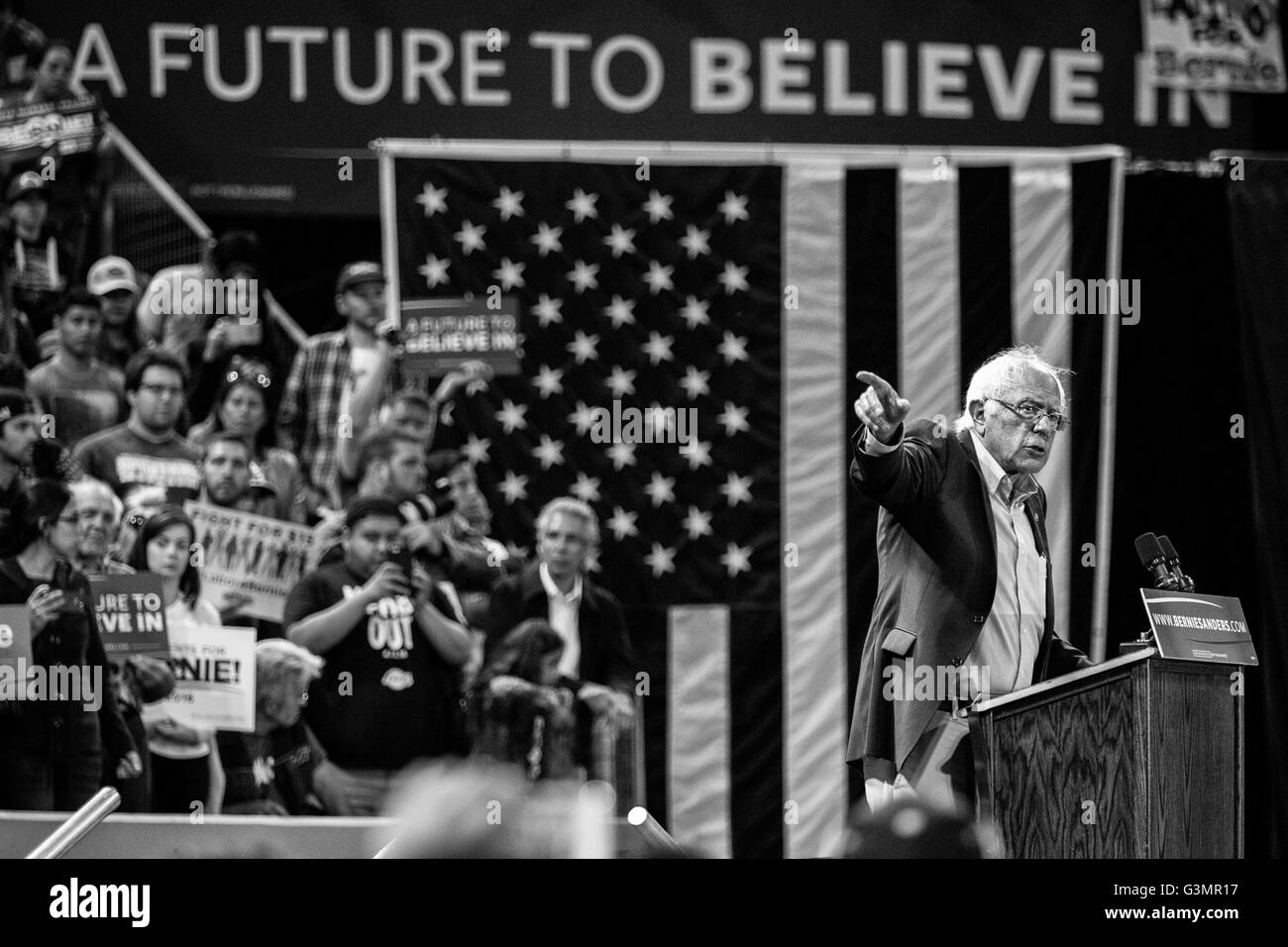 Carson, Kalifornien, USA. 17. Mai 2016. BERNIE SANDERS Botschaft war klar und inklusive. Er sprach von der Politik der Liebe, nicht die Politik der Angst oder Hass. 17. Mai 2016. Carson, Kalifornien © Gabriel Romero/ZUMA Draht/Alamy Live-Nachrichten Stockfoto