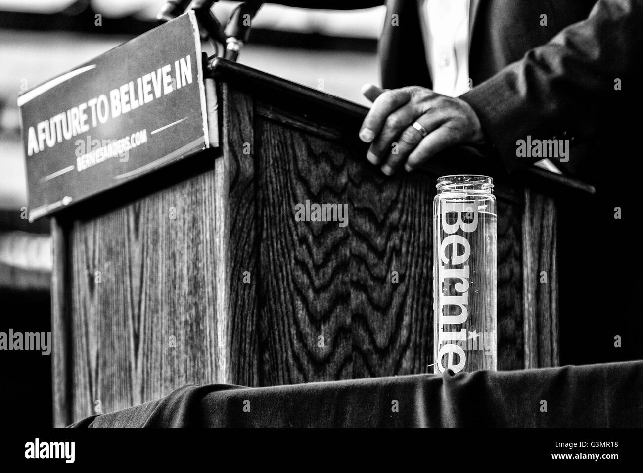 Irvine, Kalifornien, USA. 22. Mai 2016. Präsidentschaftskandidat BERNIE SANDERS Kampagnen in Irvine Meadows Amphitheater vor dem Juni 7 California Primary. 22. Mai 2016. Irvine, Kalifornien © Gabriel Romero/ZUMA Draht/Alamy Live-Nachrichten Stockfoto