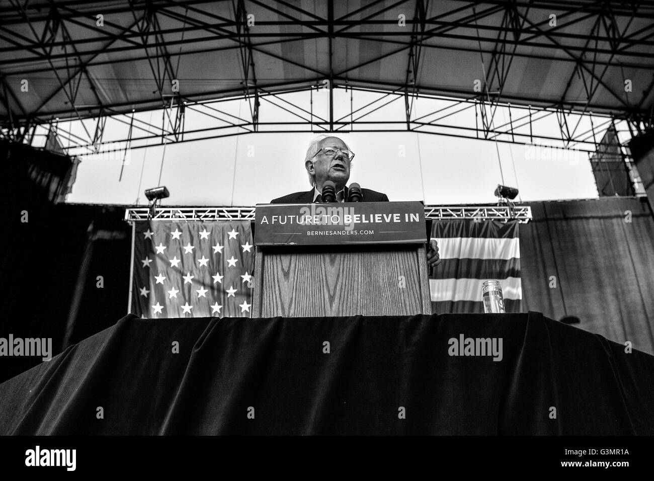 Irvine, Kalifornien, USA. 22. Mai 2016. Präsidentschaftskandidat BERNIE SANDERS weigerte sich, '' negativen gehen.'' Er wurde beschuldigt, ein Sozialist. Einer seiner größten Argumente war darum, Geld aus der amerikanischen Politik. 22. Mai 2016. Irvine, Kalifornien © Gabriel Romero/ZUMA Draht/Alamy Live-Nachrichten Stockfoto