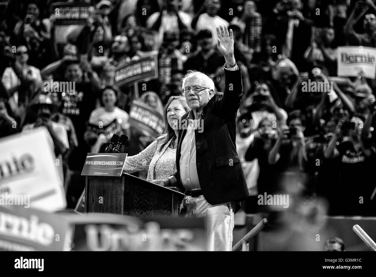Carson, Kalifornien, USA. 17. Mai 2016. Präsidentschaftskandidat BERNIE SANDERS und seine Frau von 18 Jahren, JANE O'MEARA grüßen Fans bei StubHub Center. 17. Mai 2016. Carson, Kalifornien © Gabriel Romero/ZUMA Draht/Alamy Live-Nachrichten Stockfoto
