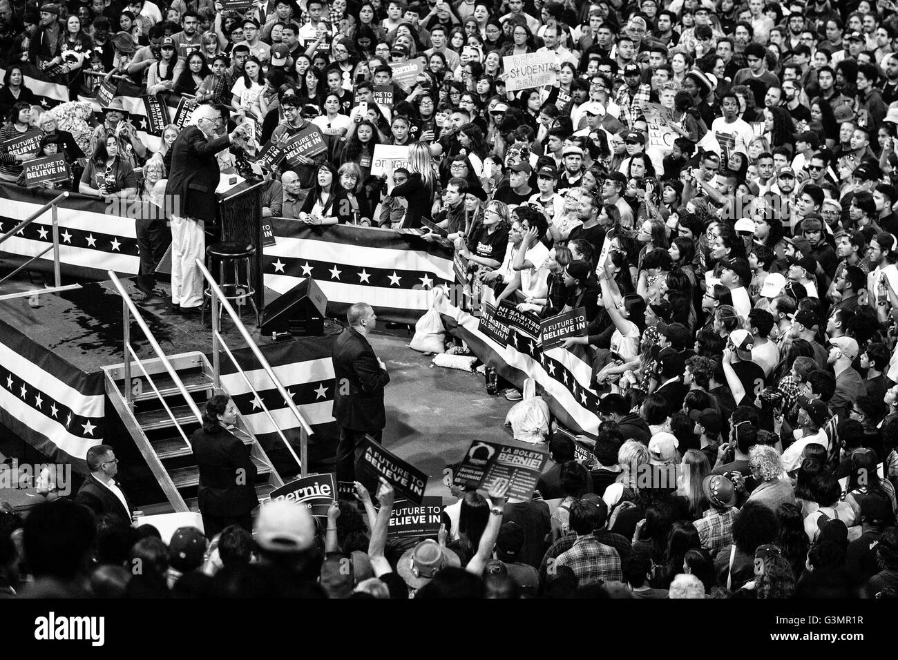 Carson, Kalifornien, USA. 17. Mai 2016. BERNIE SANDERS befasst sich mit eine Menge von mehr als 8.000 Menschen am StubHub Center California State Dominguez Hills. 17. Mai 2016. Carson, Kalifornien © Gabriel Romero/ZUMA Draht/Alamy Live-Nachrichten Stockfoto