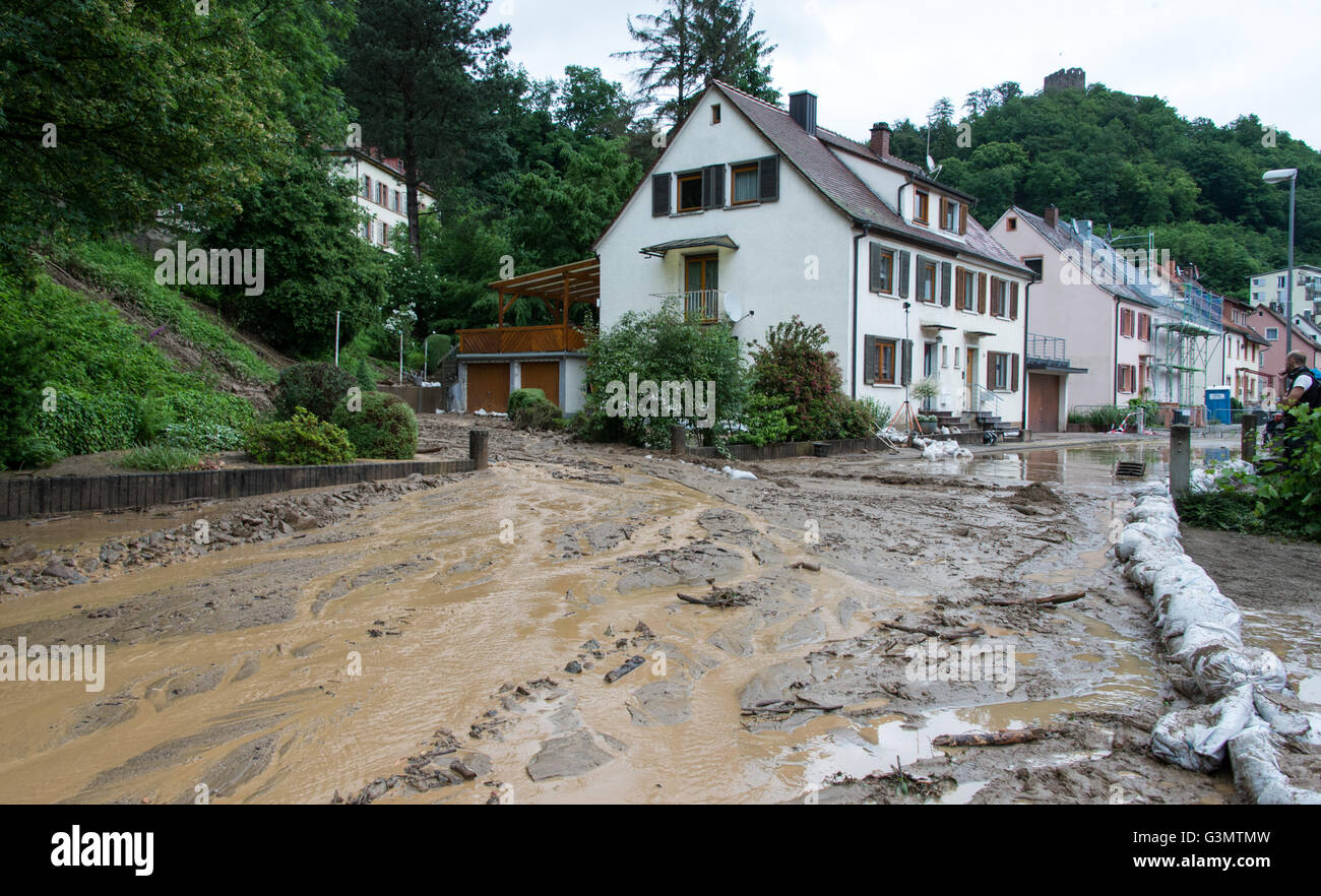 Waldkirch, Deutschland. 14. Juni 2016. Eine Straße ist im Schlamm in Waldkirch, Deutschland, 14. Juni 2016 bedeckt. Rund 30 Zentimeter Schlamm liegen auf der Straße nach einem Erdrutsch. Vier Häuser mussten evakuiert werden. Foto: PATRICK SEEGER/Dpa/Alamy Live News Stockfoto
