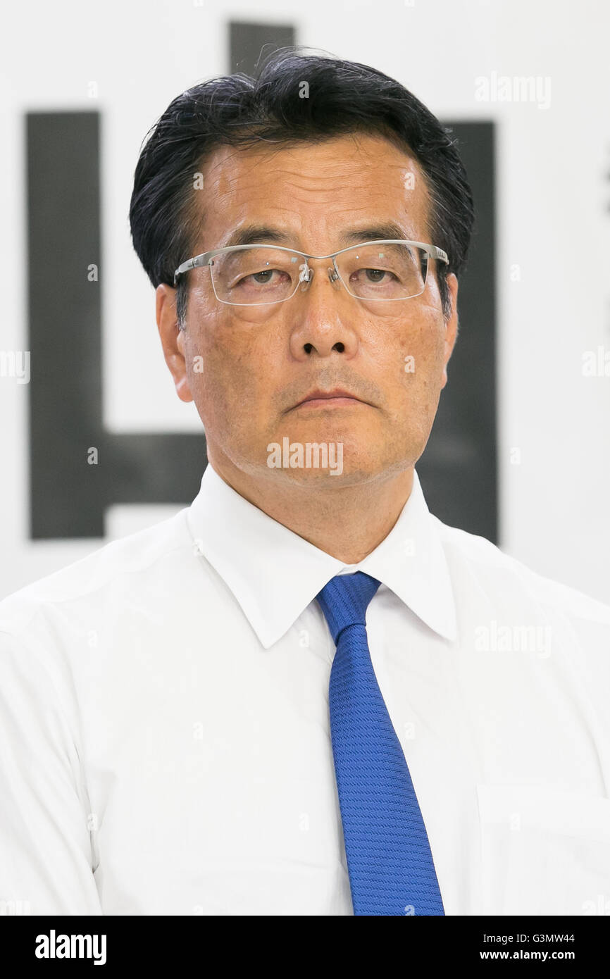 Katsuya Okada, besucht Führer Japans neue demokratische Partei eine Kampagne Veranstaltung für Julys Oberhaus Wahlen am Eingang von Kawasaki Station am 14. Juni 2016, Kawasaki, Japan. Okada kam zur Unterstützung der Kampagne von den ehemaligen Nachrichtensprecher Yuichi Mayama und auch Yoshiko Ichikawa für die Wahlen zum Oberhaus. Bildnachweis: Rodrigo Reyes Marin/AFLO/Alamy Live-Nachrichten Stockfoto