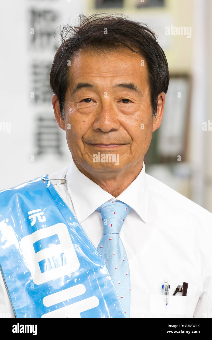 Ehemaligen Nippon TV Nachrichtensprecher, Yuichi Mayama besucht eine Kampagne Veranstaltung für Julys Oberhaus Wahlen am Eingang von Kawasaki Station am 14. Juni 2016, Kawasaki, Japan. Okada kam zur Unterstützung der Kampagne von den ehemaligen Nachrichtensprecher Yuichi Mayama und auch Yoshiko Ichikawa für die Wahlen zum Oberhaus. Bildnachweis: Rodrigo Reyes Marin/AFLO/Alamy Live-Nachrichten Stockfoto