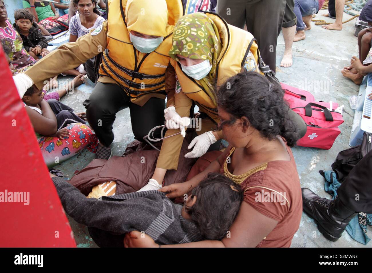 Aceh, Indonesien. 14. Juni 2016. Sri Lanka Migranten erhalten ärztliche Kontrolle, während ihre Migranten Boot am Lhoknga Strand, Aceh, Indonesien, 14. Juni 2016 gestrandet ist. Etwa 40 Migranten aus Sri Lanka driftete in Aceh Gewässer nach Motorschaden. Bildnachweis: Junaidi/Xinhua/Alamy Live-Nachrichten Stockfoto
