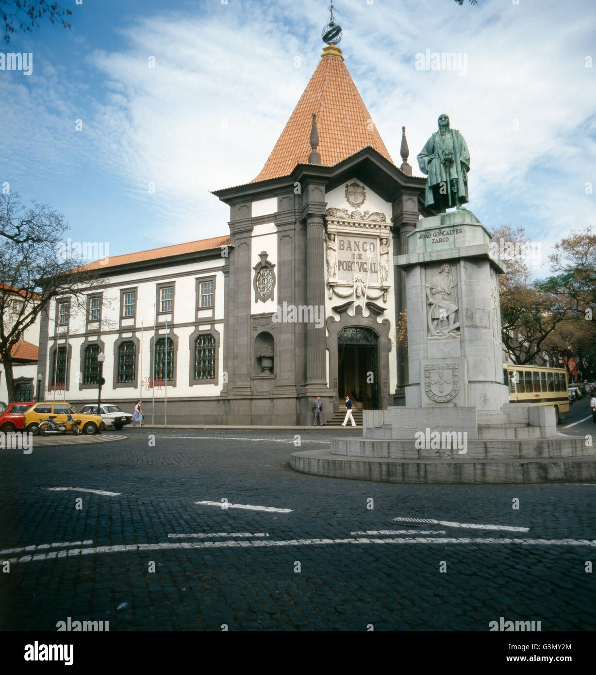 Das Denkmal von João Gonçalves Zarco Vor der Banco de Portugal in Funchal, Madeira, Portugal 1980. Das Denkmal von João Gonçalves Zarco vor der Banco de Portugal, Funchal, Madeira, Portugal 1980. Stockfoto