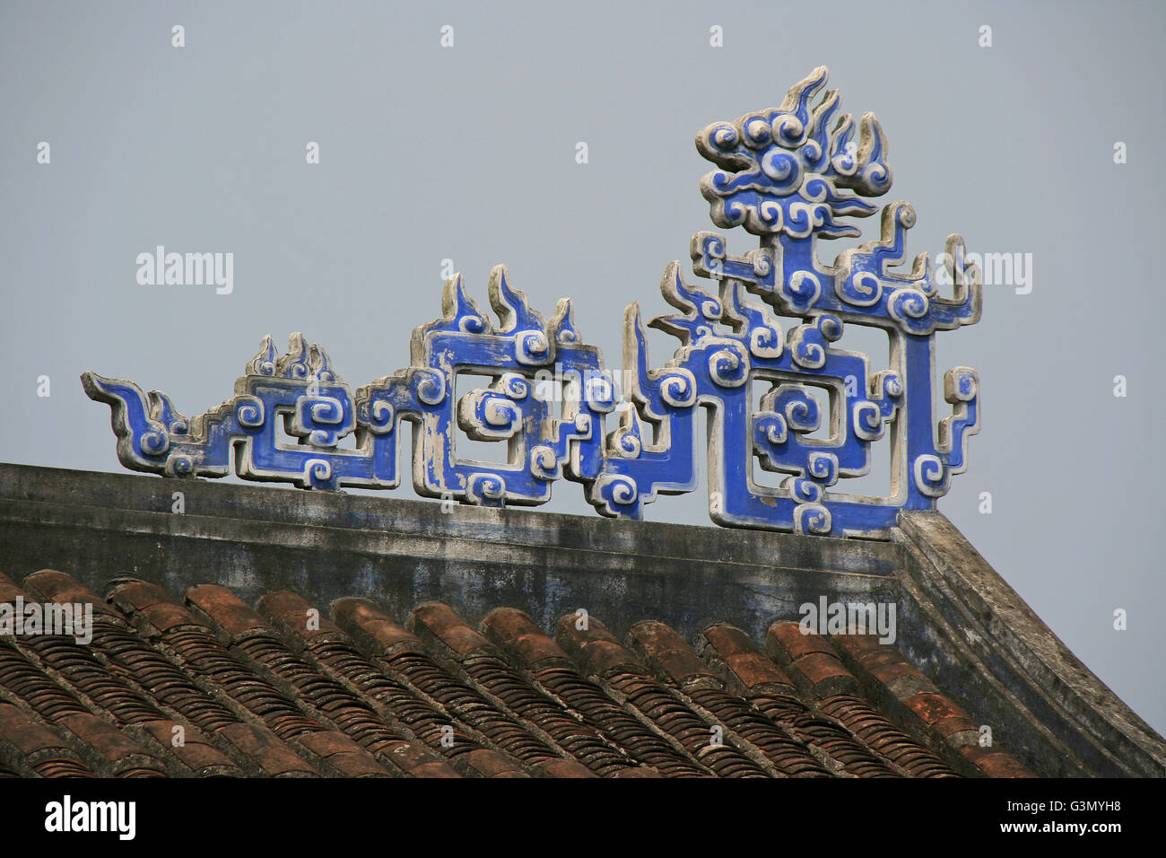 Eine geschnitzte Drachen auf dem Dach des buddhistischen Tempels in Hoi an (Vietnam). Stockfoto