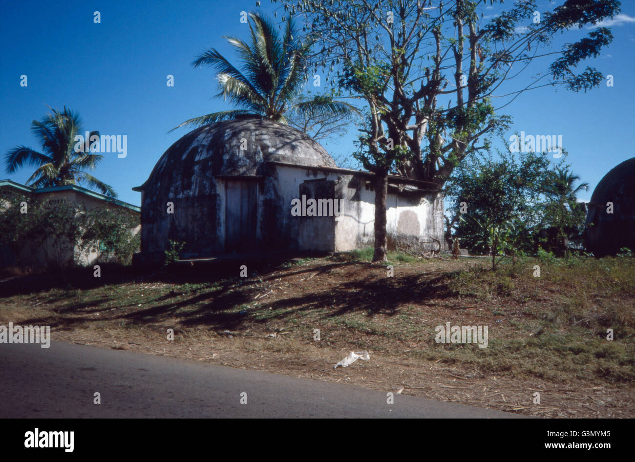 Ein Traditionelles Kugelhaus Auf sterben Insel Nosy Be, Madagaskar 1989. Eine traditionelle Kugelhaus auf der Insel von Nosy Be, Madagaskar 1989. Stockfoto