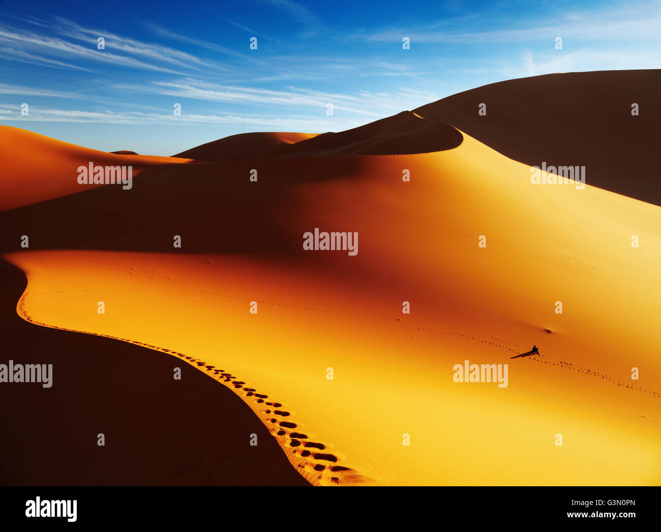 Sanddüne mit Footprints bei Sonnenaufgang, die Wüste Sahara, Algerien Stockfoto