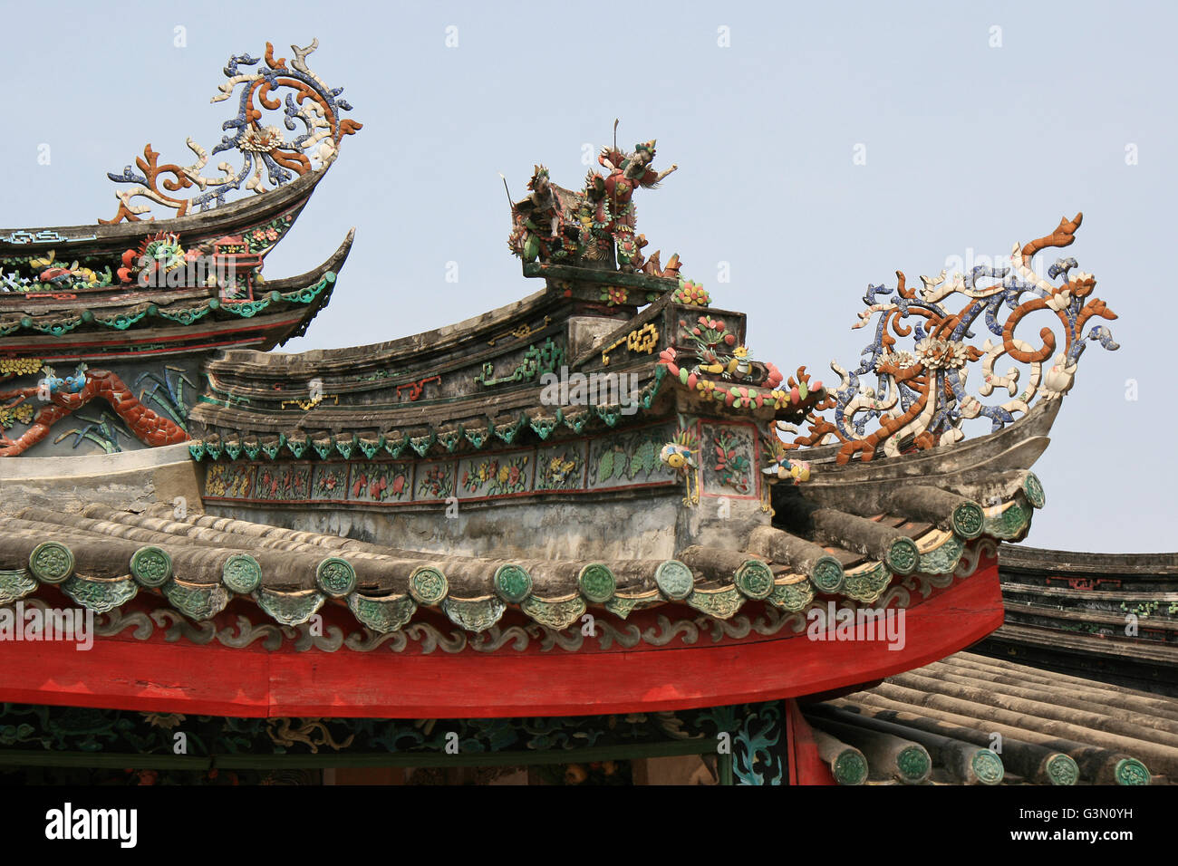 Detail der Dekoration des Daches eines chinesischen Pavillons in Hoi an (Vietnam). Stockfoto
