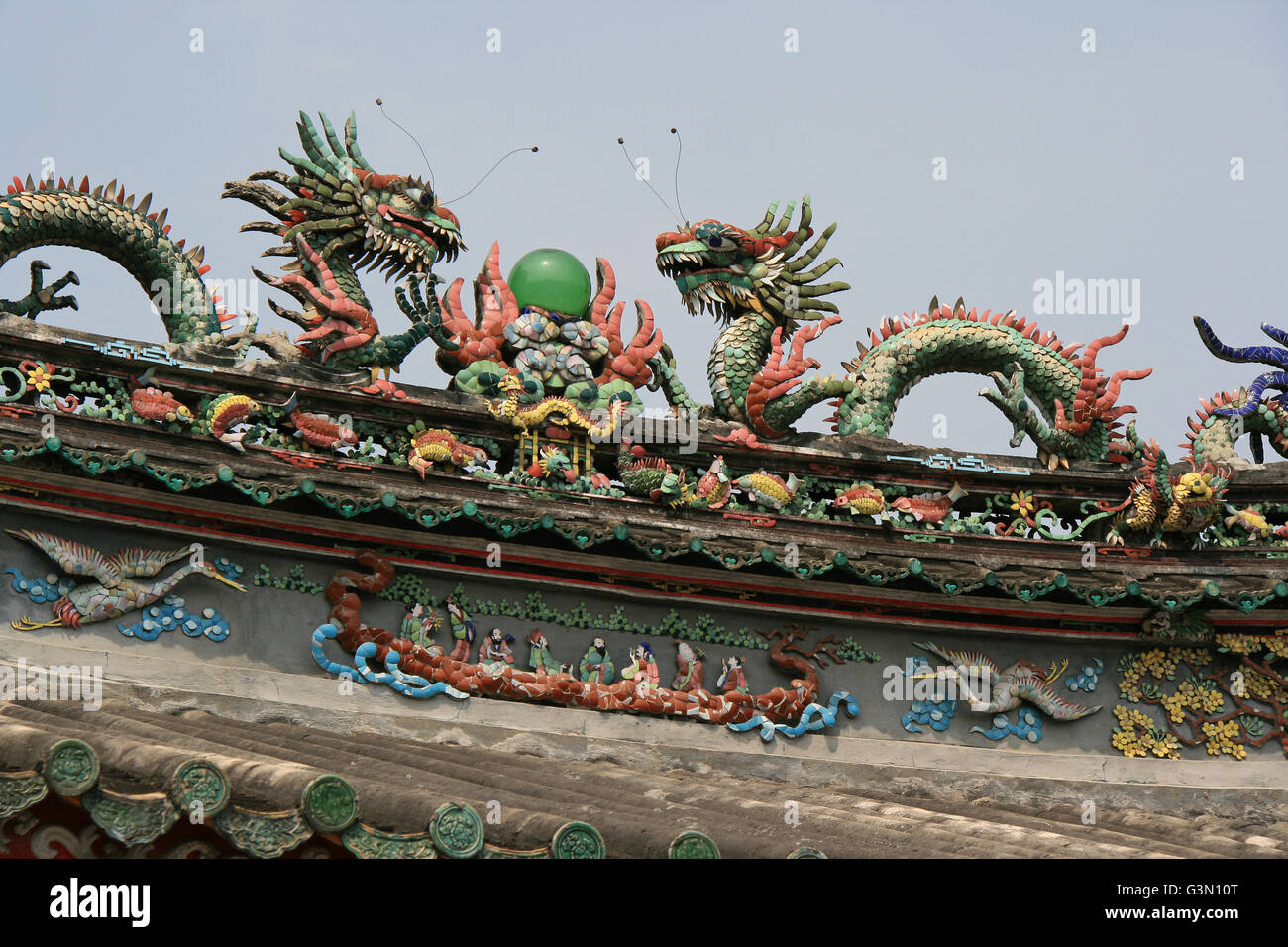 Geschnitzte Drachen auf dem Dach eines chinesischen Pavillon in Hoi an (Vietnam). Stockfoto