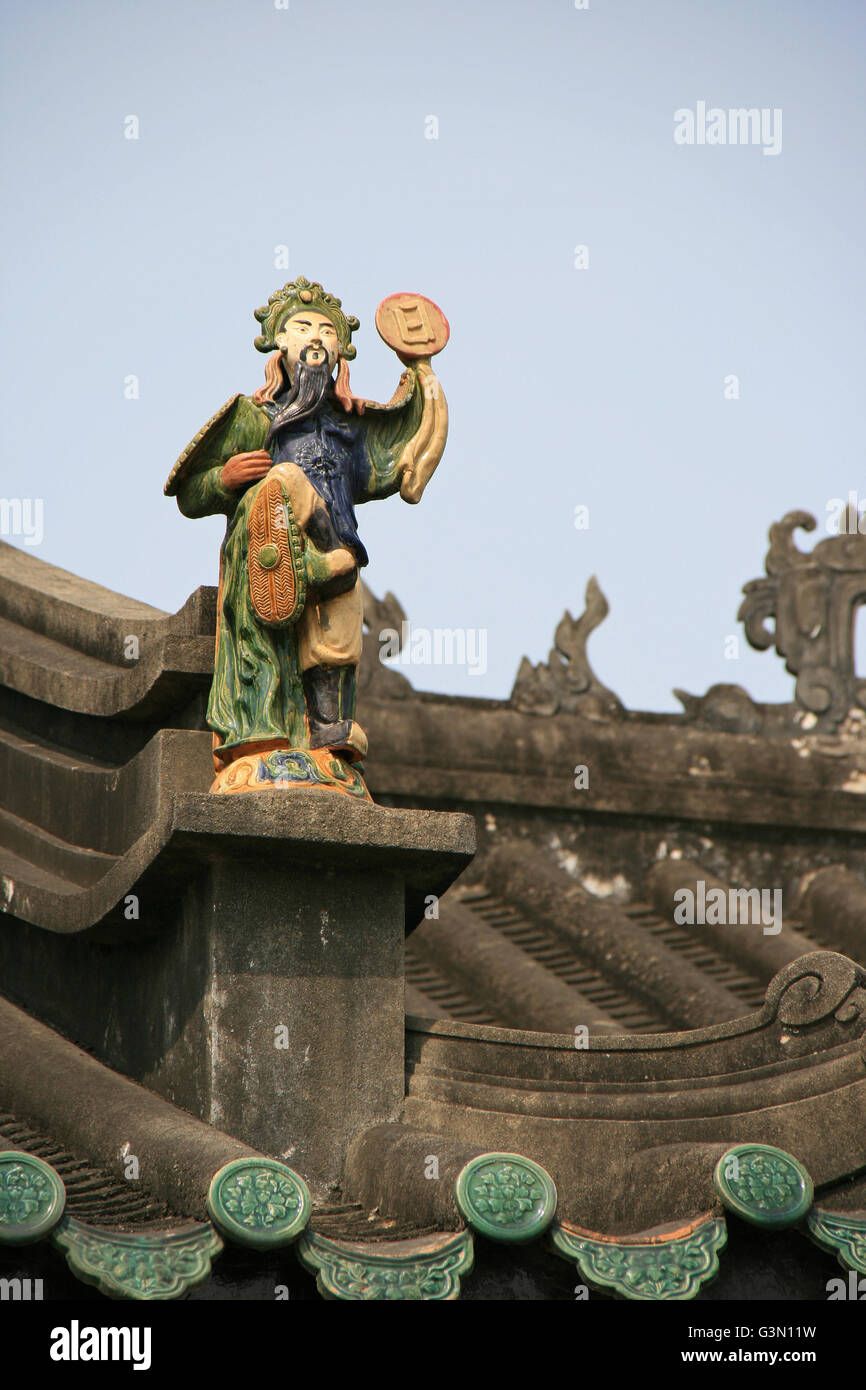Keramik Figur auf dem Dach eines chinesischen Pavillons in Hoi an (Vietnam). Stockfoto