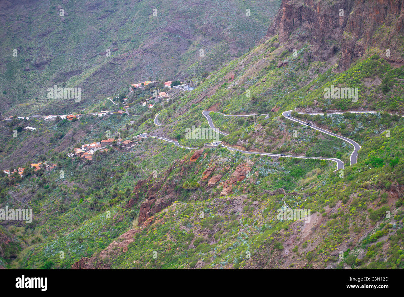 Blick auf das Dorf Masca mit Palmen und Berge, Teneriffa, Kanarische Inseln, Spanien Stockfoto