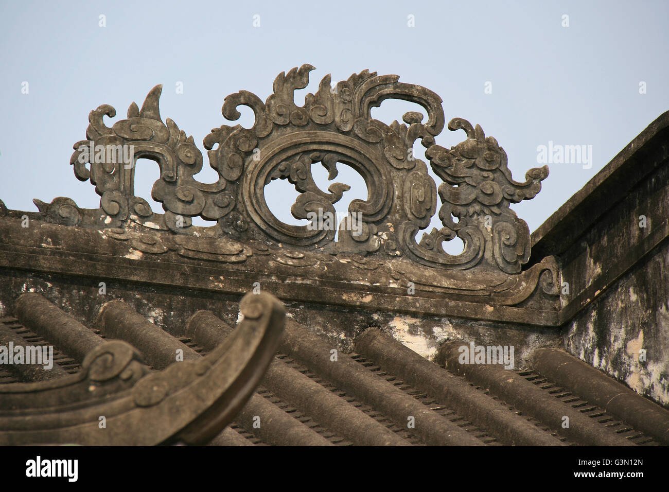 Geschnitzte Drachen auf dem Dach eines chinesischen Pavillons in Hoi an (Vietnam). Stockfoto