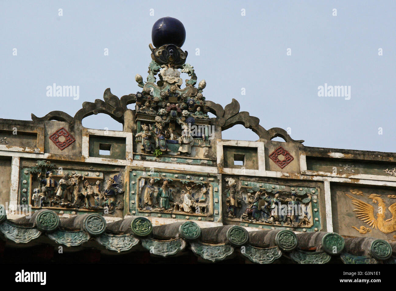 Detail der Einrichtung des Daches eines chinesischen Pavillons in Hoi an (Vietnam). Stockfoto