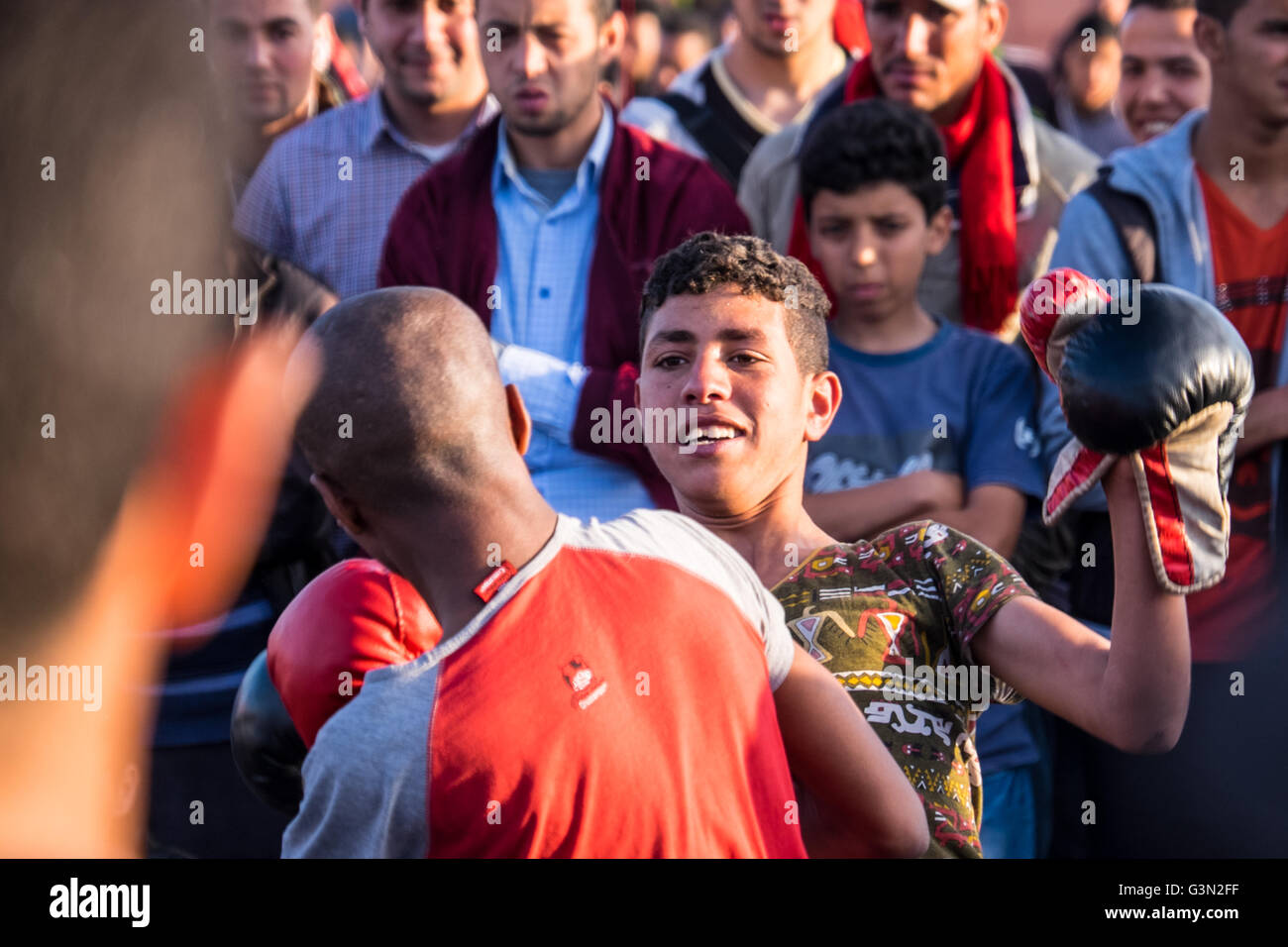 Marokkanische jugendliche Boxen die Massen in Jemma El Fna, Marrakesch / Marrakech, Marokko zu unterhalten Stockfoto