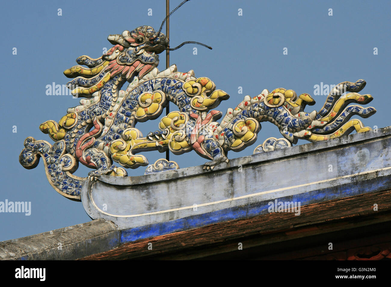 Ein geschnitzte Drachen auf dem Dach eines Pavillons geschlossen zur Thien Mu Pagode in Hue (Vietnam). Stockfoto