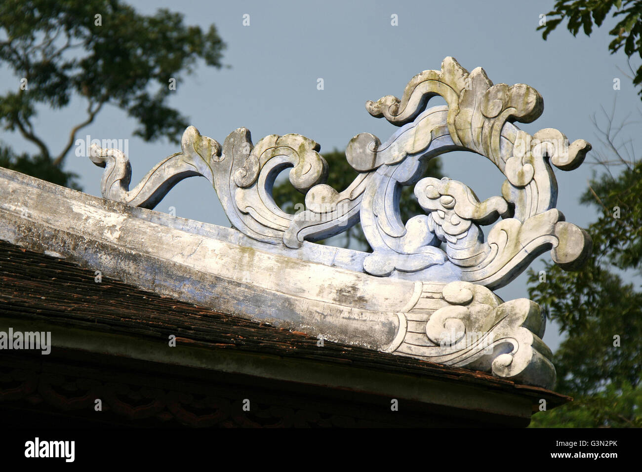 Ein geschnitzte Drachen auf dem Dach eines Pavillons geschlossen zur Thien Mu Pagode in Hue (Vietnam). Stockfoto
