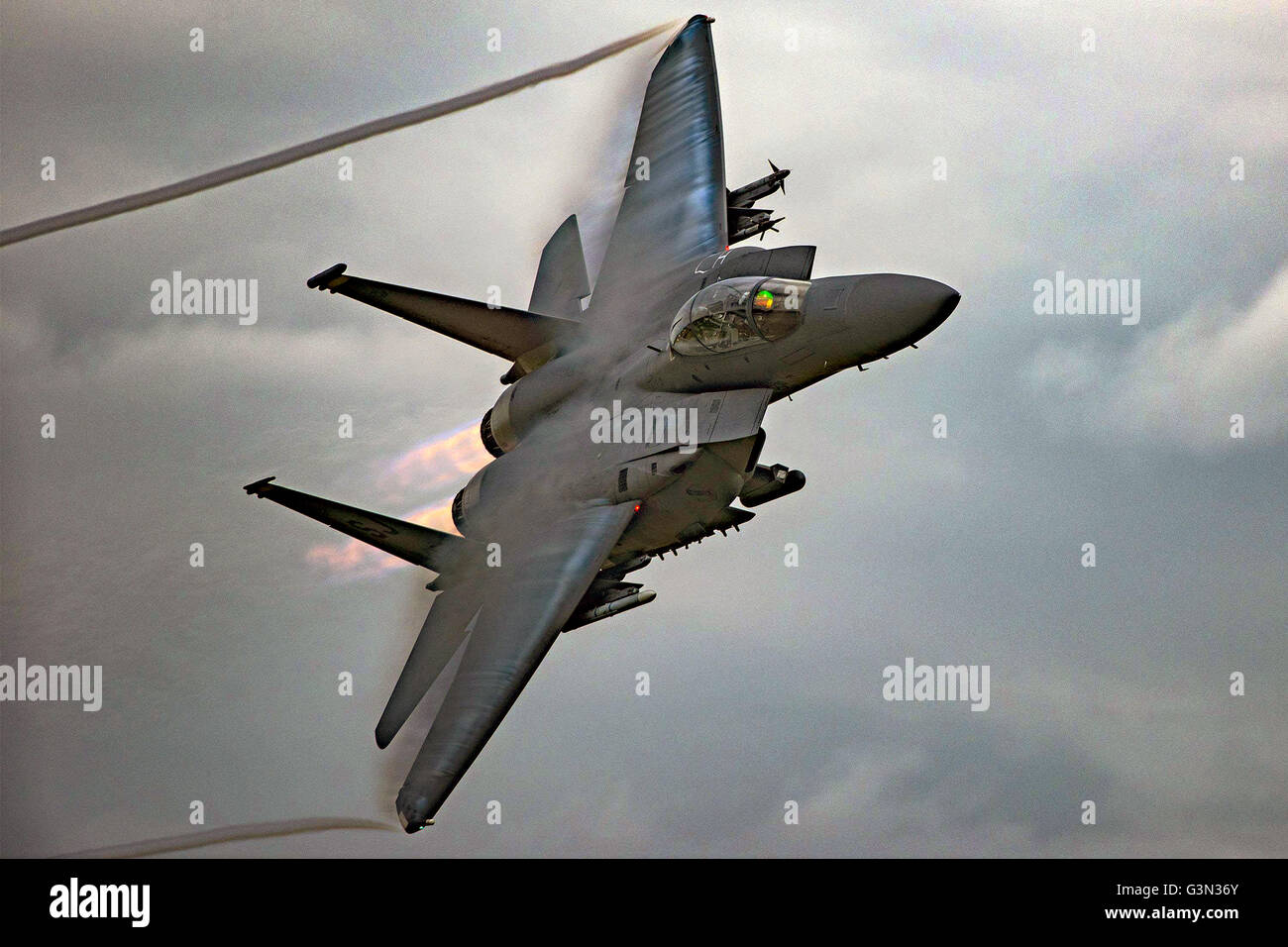 Ein Kampfflugzeug der US Air Force f-15 Eagle schwebt über Grand Bay Bombardierung und Gunnery Sortiment an Moody Air Force Base bei taktischen Manövern 20. Mai 2016 in Valdosta, Georgia. Stockfoto