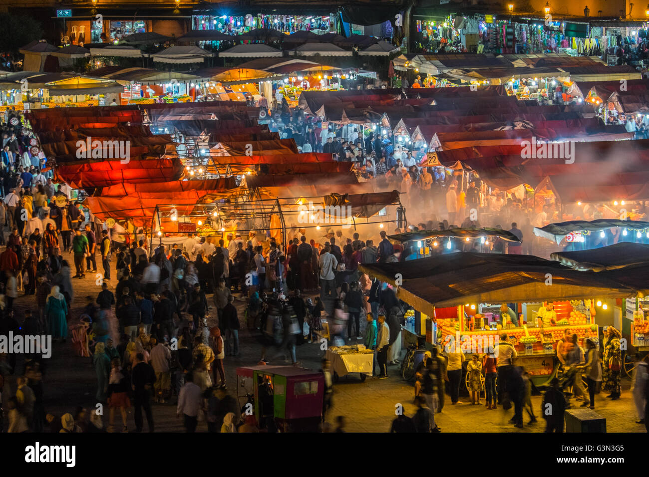 Jamaa el Fna (Platz Djemaa el-Fna, Djema el Fna) dem Hauptplatz von Marrakeschs Medina, Marokko in der Nacht Stockfoto