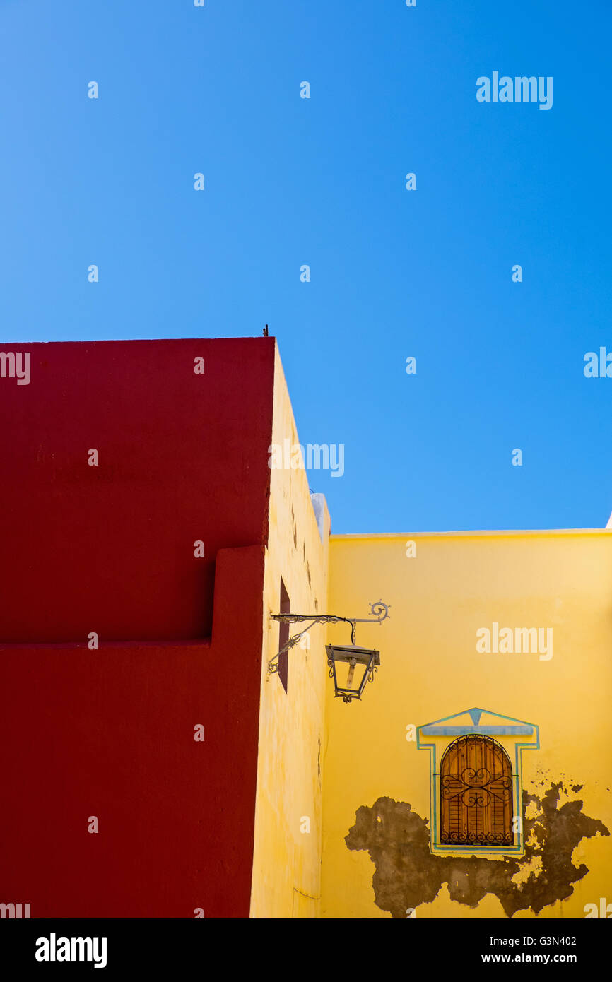 Kräftige Farben in einem marokkanischen Medina, El Jadida, Marokko Stockfoto