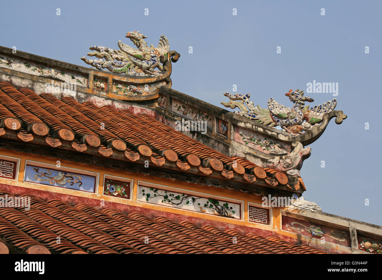 Modellierte Phönixe auf dem Dach eines Pavillons in der Kaiserstadt in Hue (Vietnam). Stockfoto