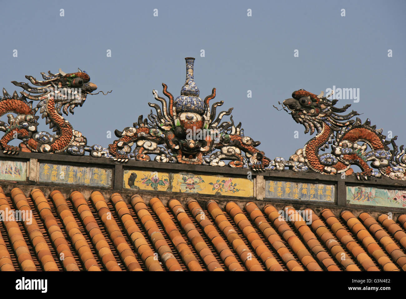 Zwei geschnitzte Drachen auf dem Dach eines Pavillons in der Kaiserstadt in Hue (Vietnam). Stockfoto