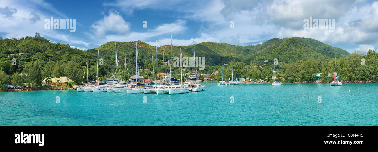 Panoramablick auf Baie St. Anne Hafen in Praslin Insel Seychellen Stockfoto