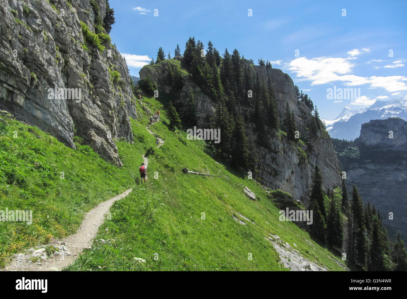 Wanderer auf einem Pfad in den Alpen. Berner Oberland, Schweiz. Stockfoto