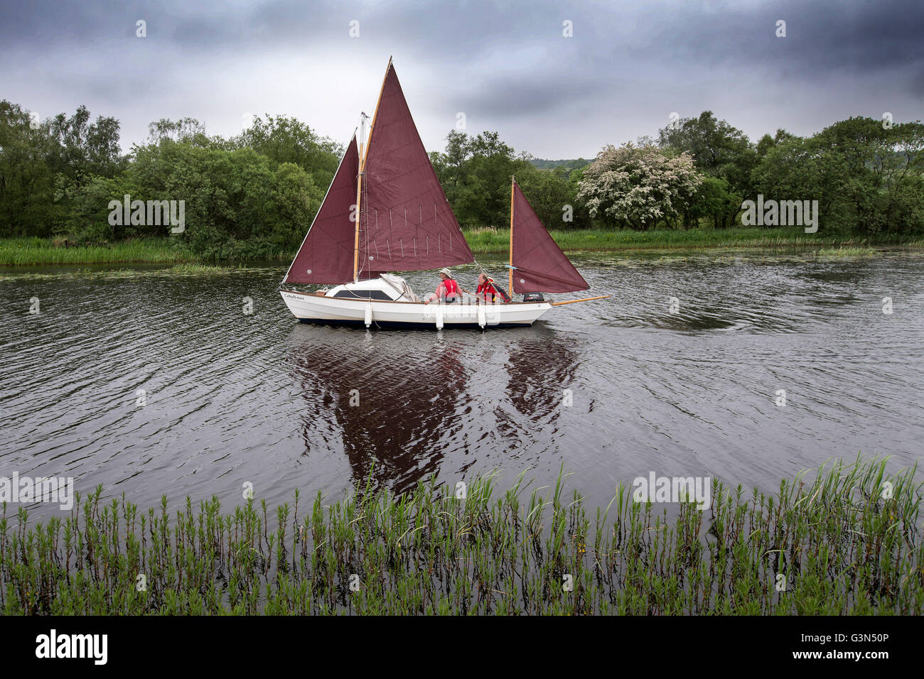 Drascombe Boote mit Segel oben auf Forth und Clyde Canal Stockfoto