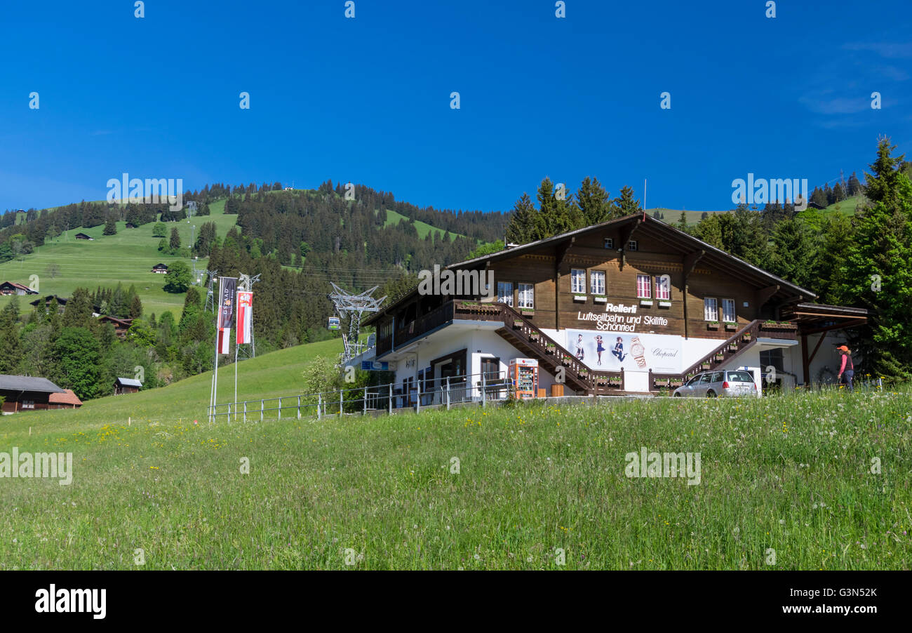 Chalet Stil Talstation der Gondelbahn zum Gipfel des Berges Rellerli. Schönried Ob Gstaad, Berner Oberland, Schweiz. Stockfoto