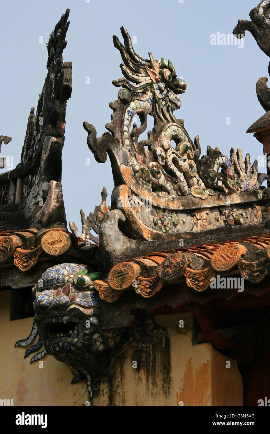 Skulpturen, Drachen und Gargoyle Dekoration das Dach eines Pavillons in der Kaiserstadt in Hue (Vietnam). Stockfoto
