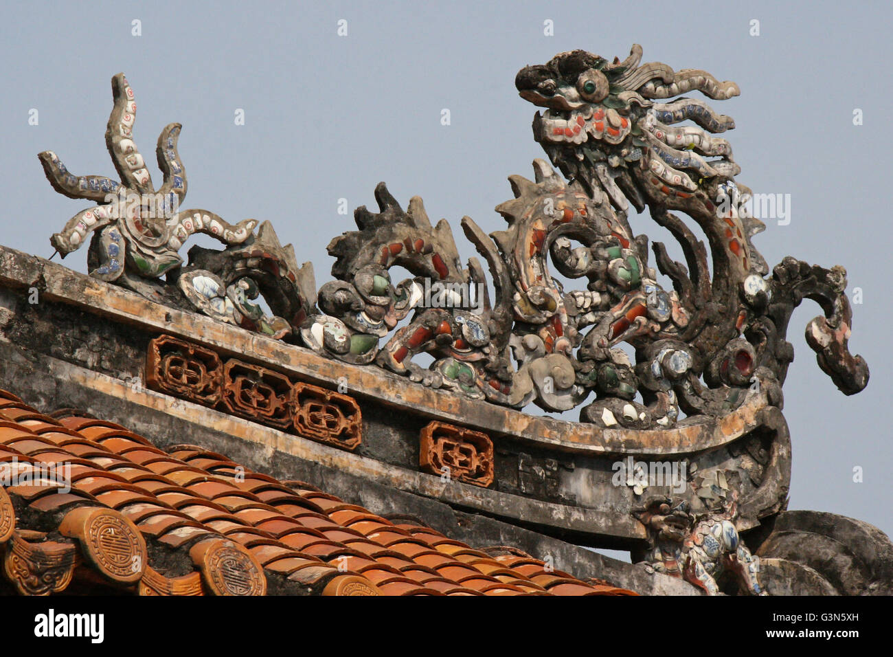 Geschnitzte Drachen auf dem Dach eines Pavillons in der Kaiserstadt in Hue (Vietnam). Stockfoto