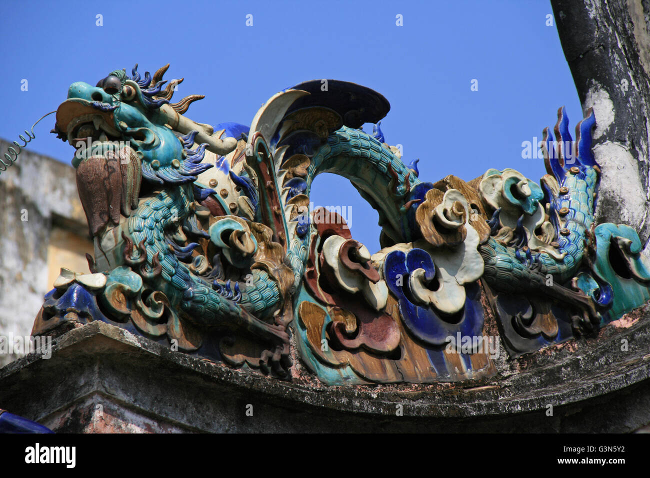 Eine Keramik Statue repräsentieren einen Drachen auf dem Dach des Thien Hau-Tempel in Saigon. Stockfoto
