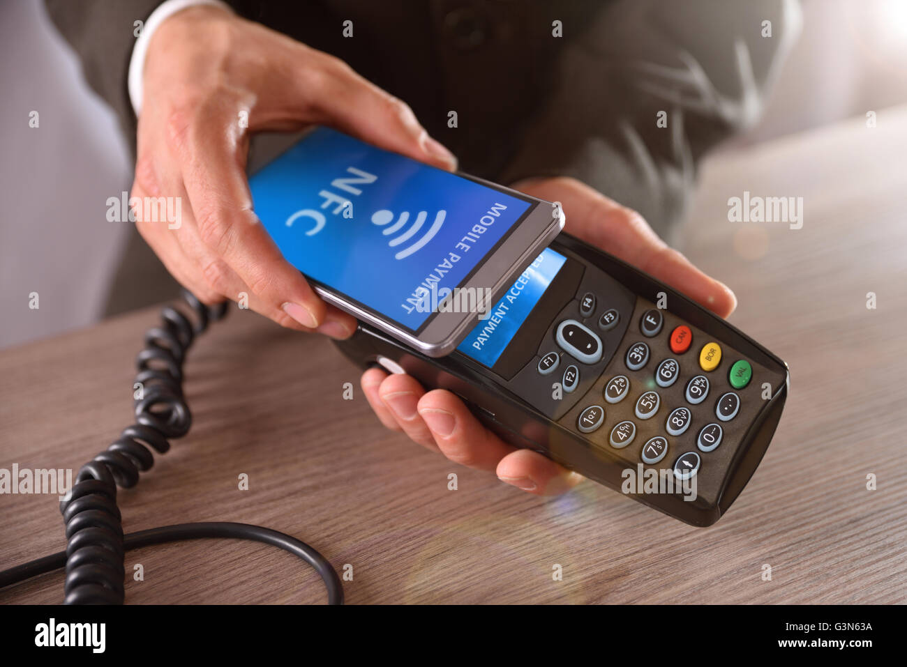 Zahlung auf einer Messe durch Mobile und NFC-Technologie. Front erhöhte Sicht. Horizontale Komposition. Stockfoto