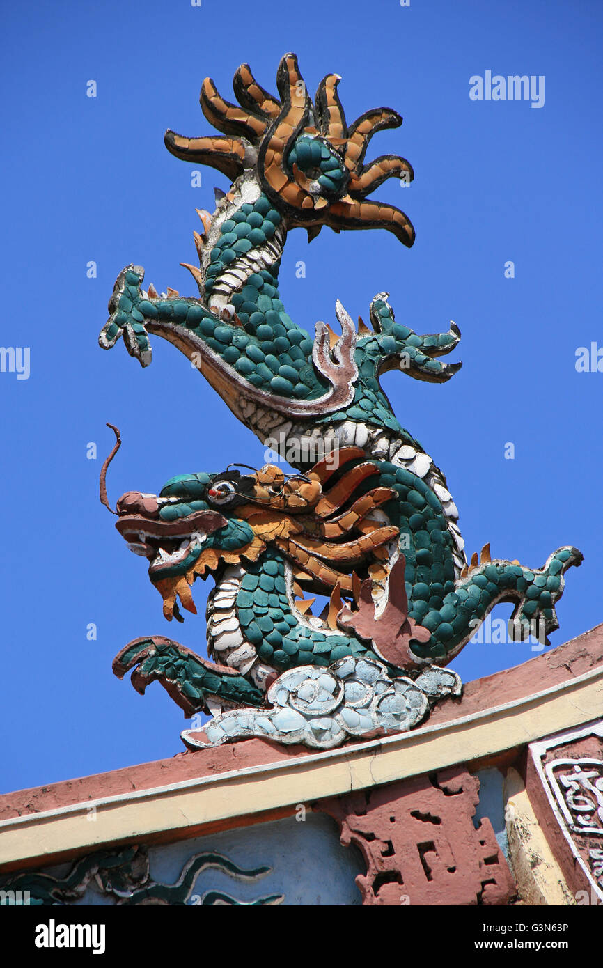 Eine keramische Scherbe Drachen auf dem Dach des Tempels Nhi Phu in Saigon (Vietnam). Stockfoto