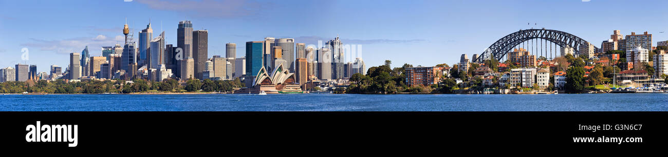 Weiten Panoramablick auf Sydney Sehenswürdigkeiten der Stadt-Architektur - Türme der CBD, Harbour Bridge, gegenüber Hafen von Cremorne gesehen Stockfoto