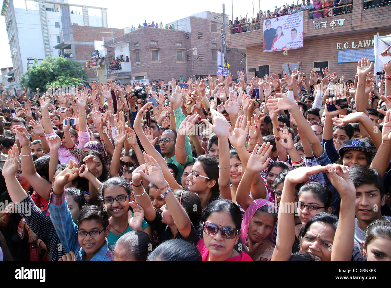 Jodhpur, Indien. 24. April 2016. Fans von Bollywood Schauspieler Amitabh Bachchan und seine Frau Schauspielerin Jaya Bachchan während der Eröffnungsfeier des Kalyan Juweliere Show-Room in Jodhpur am Sonntag. © Sunil Verma/Pacific Press/Alamy Live-Nachrichten Stockfoto