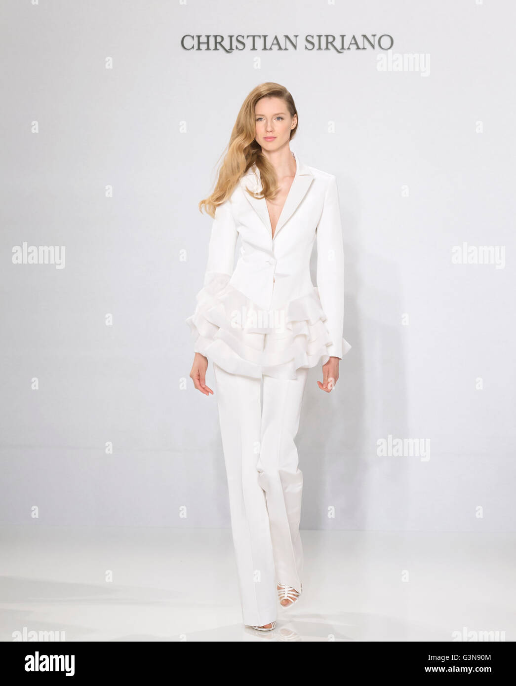 NEW YORK, NY - 18. April 2016: Ein Modell geht die Laufbahn an der Christian Siriano für Kleinfeld s/s 2017 Bridal Collection Stockfoto