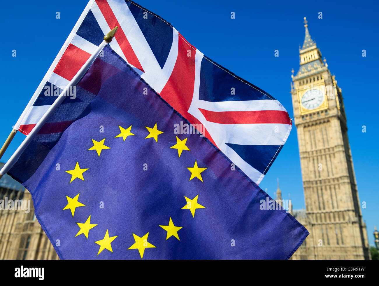 Europäischen Union und der britische Union Jack Flagge vor Big Ben und die Houses of Parliament, Westminster Palace, London Stockfoto