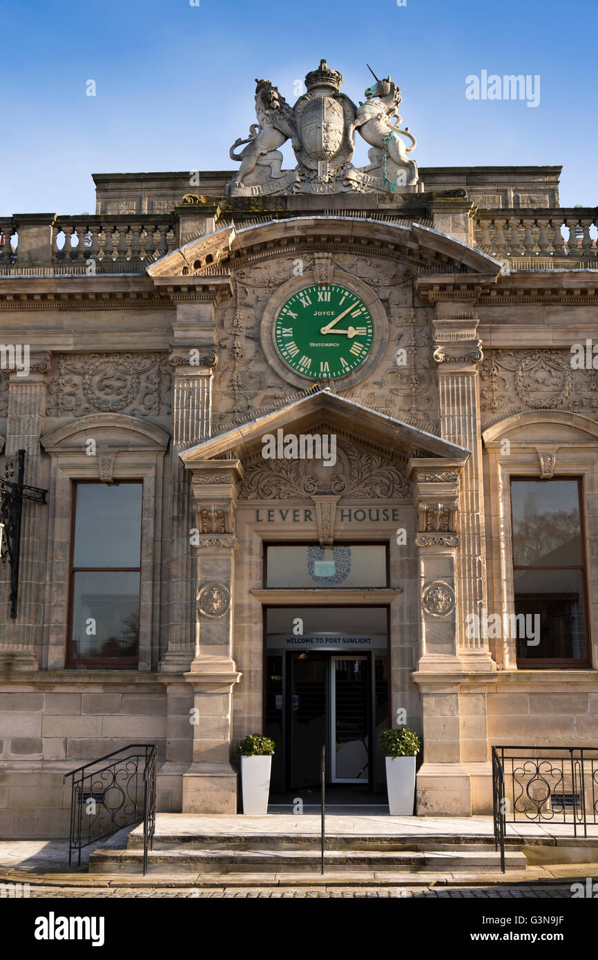 Großbritannien, England, Wirrall, Port Sunlight, Uhr und königliche Wappen vor Eingang zum Lever House, Fabrik Ticketbüros Stockfoto
