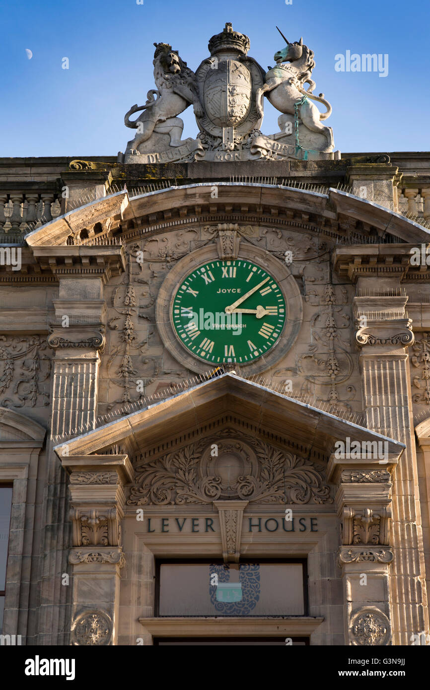 VEREINIGTES KÖNIGREICH; England; Wirrall; Port Sunlight; Uhr und königliche Wappen außerhalb; Eingang zum Lever House; Fabrik-Büros Stockfoto
