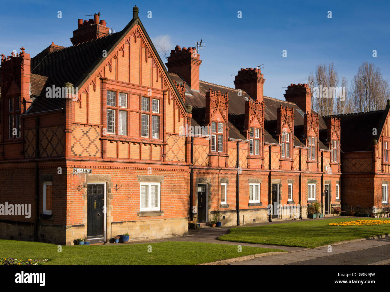 Großbritannien, England, Wirrall, Port Sunlight, Cross Street, Häuser mit geformten Ziegel Dekoration über Dachgauben Stockfoto