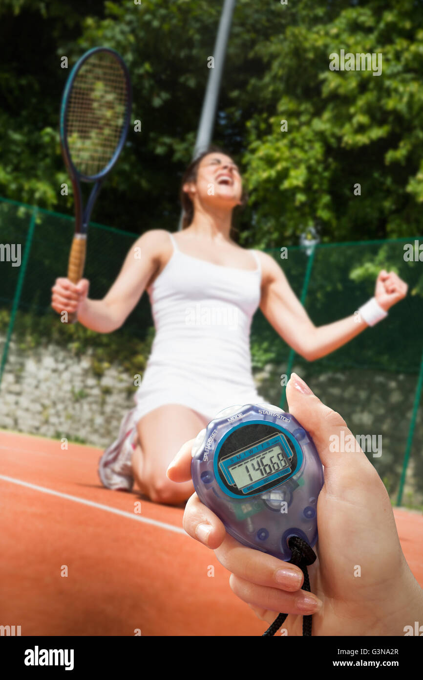 Zusammengesetztes Bild von Close Up von einer Hand hält einen Timer auf weißem Hintergrund Stockfoto